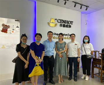 Indonesia cliente visitó CENHOT de la empresa para ver olla caliente barbacoa y equipos